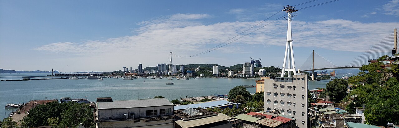 Toàn cảnh Bãi Cháy nhìn từ Hòn Gai, Hạ Long, tháng 10/2023