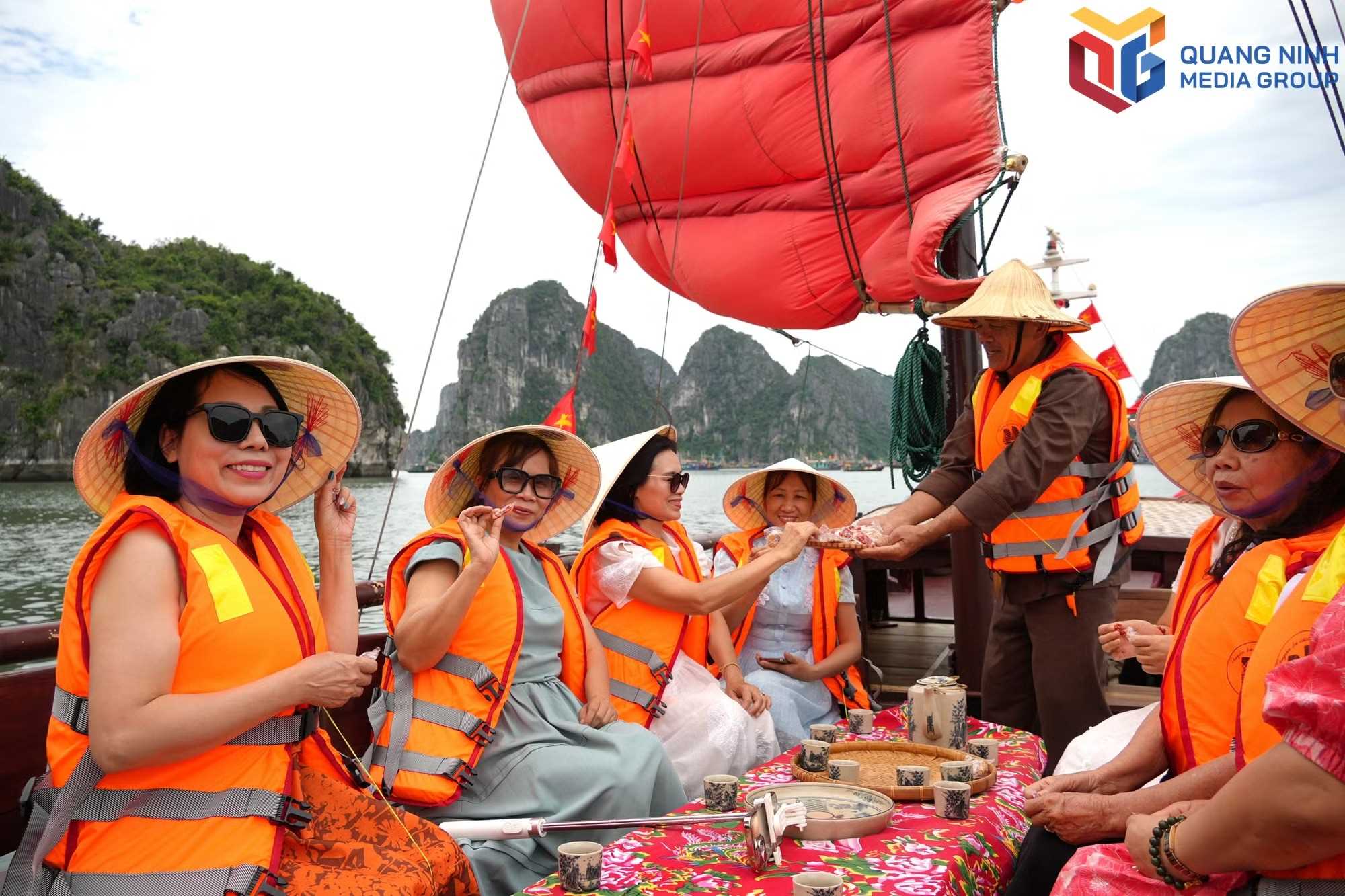 Du khách trải nghiệm văn hóa và ẩm thực trên thuyền tại vịnh Hạ Long