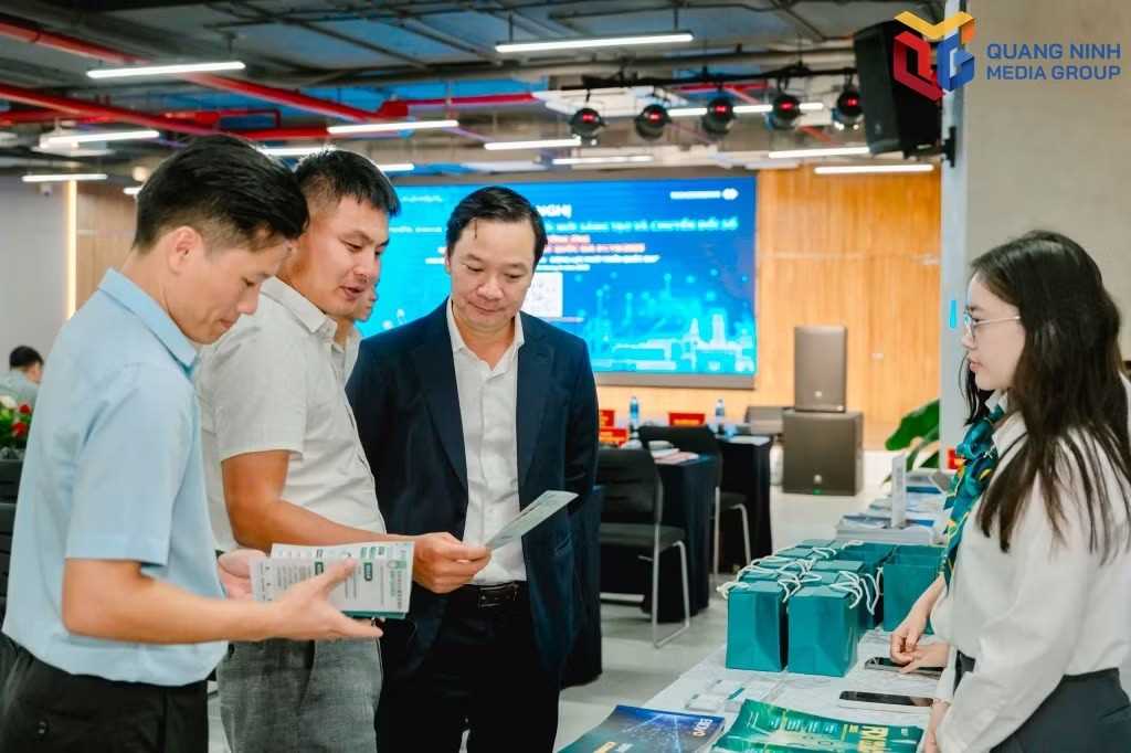 Đại biểu tìm hiểu sản phẩm tại hoạt động kết nối đổi mới sáng tạo ở Quảng Ninh